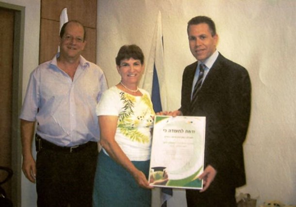 ד"ר גאולה שרף, מ"מ ראש החוג לבריאות הסביבה, מקבלת את תעודת קמפוס ירוק מהשר להגנת הסביבה