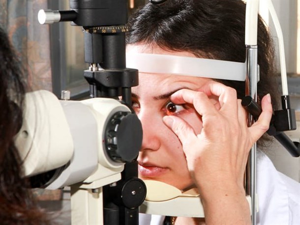 בדיקות במרפאות העיניים במכללה