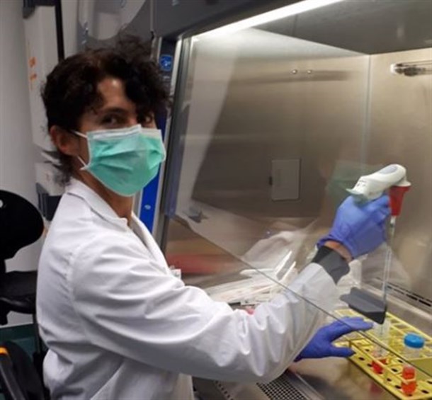 In the photo: Dr. Braz in the Lab.